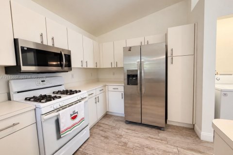 Touwnhouse à louer à Cutler Bay, Floride: 2 chambres, 108.88 m2 № 2435412 - photo 3