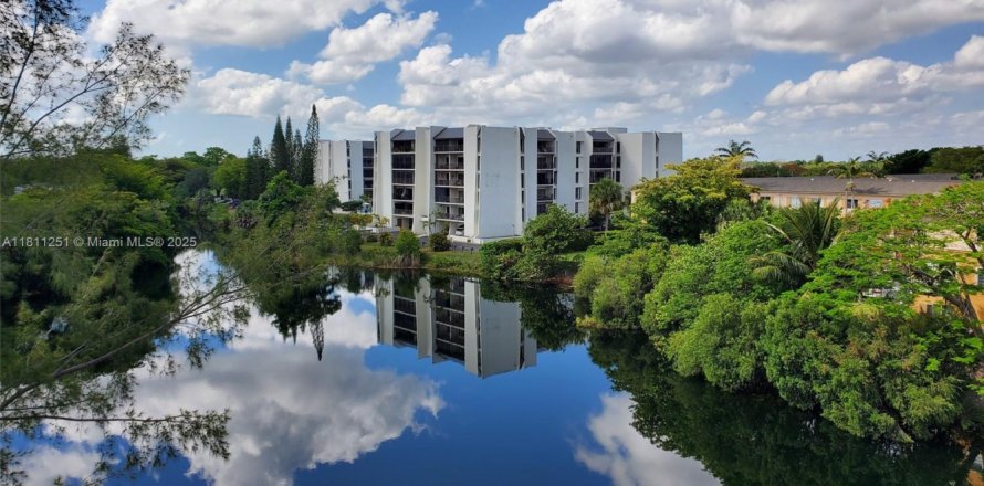 Кондоминиум с 3 спальнями в Майами, Флорида № 1960393