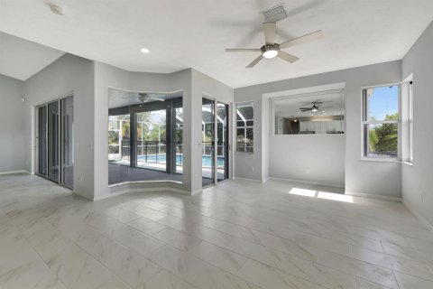 House in Port St. Lucie, Florida 3 bedrooms, 185.8 sq.m. № 2086487 - photo 17