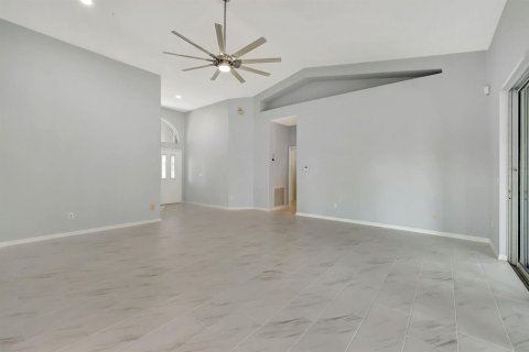 House in Port St. Lucie, Florida 3 bedrooms, 185.8 sq.m. № 2086487 - photo 13