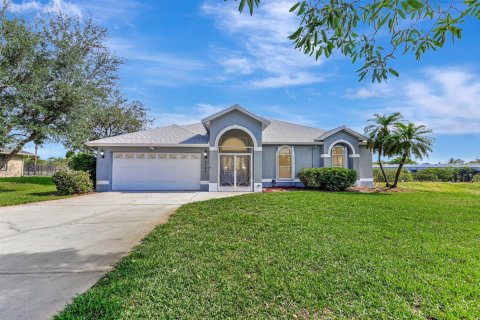House in Port St. Lucie, Florida 3 bedrooms, 185.8 sq.m. № 2086487 - photo 9