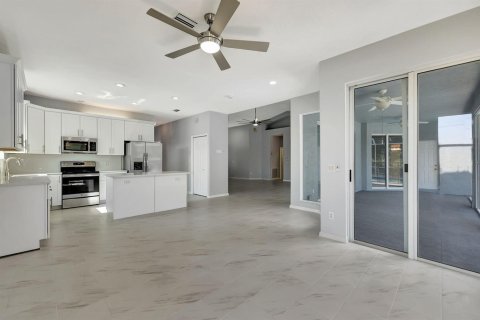 House in Port St. Lucie, Florida 3 bedrooms, 185.8 sq.m. № 2086487 - photo 18
