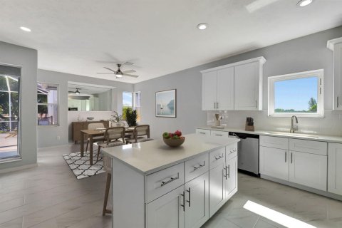 House in Port St. Lucie, Florida 3 bedrooms, 185.8 sq.m. № 2086487 - photo 7