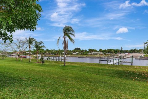 House in Port St. Lucie, Florida 3 bedrooms, 185.8 sq.m. № 2086487 - photo 3