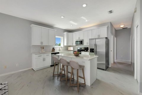 House in Port St. Lucie, Florida 3 bedrooms, 185.8 sq.m. № 2086487 - photo 8