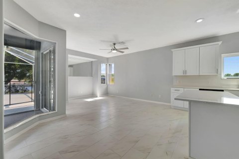 House in Port St. Lucie, Florida 3 bedrooms, 185.8 sq.m. № 2086487 - photo 16