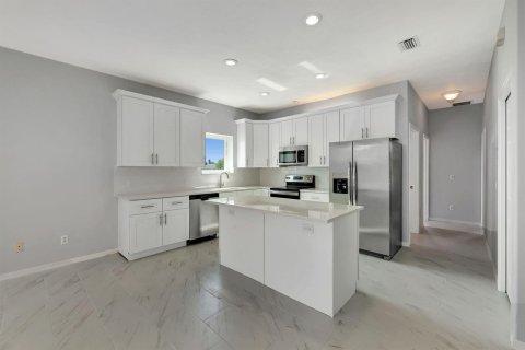 House in Port St. Lucie, Florida 3 bedrooms, 185.8 sq.m. № 2086487 - photo 20