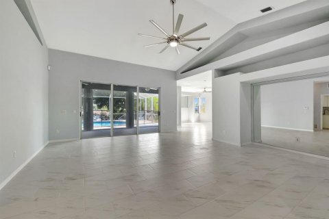 House in Port St. Lucie, Florida 3 bedrooms, 185.8 sq.m. № 2086487 - photo 12