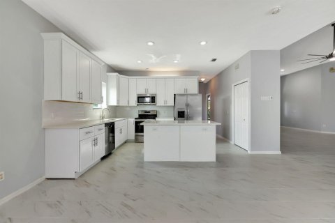House in Port St. Lucie, Florida 3 bedrooms, 185.8 sq.m. № 2086487 - photo 19