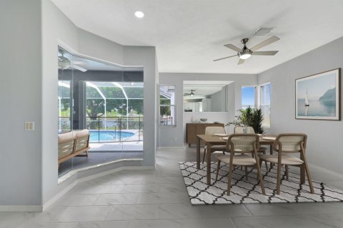 House in Port St. Lucie, Florida 3 bedrooms, 185.8 sq.m. № 2086487 - photo 6