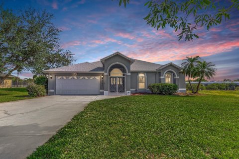 House in Port St. Lucie, Florida 3 bedrooms, 185.8 sq.m. № 2086487