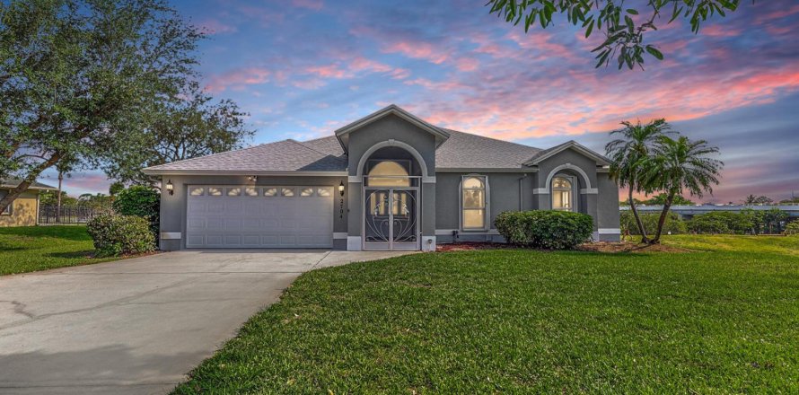 House in Port St. Lucie, Florida 3 bedrooms, 185.8 sq.m. № 2086487