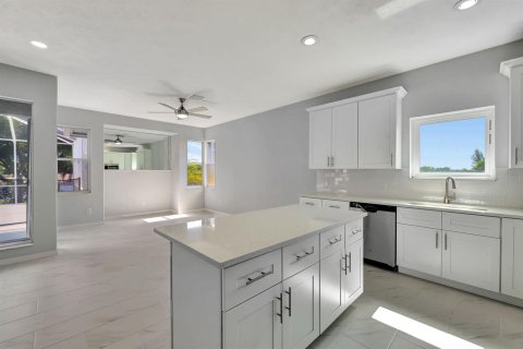 House in Port St. Lucie, Florida 3 bedrooms, 185.8 sq.m. № 2086487 - photo 22