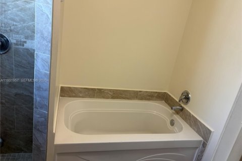 Casa en alquiler en Greenacres, Florida, 1 dormitorio, 127.83 m2 № 1990953 - foto 3