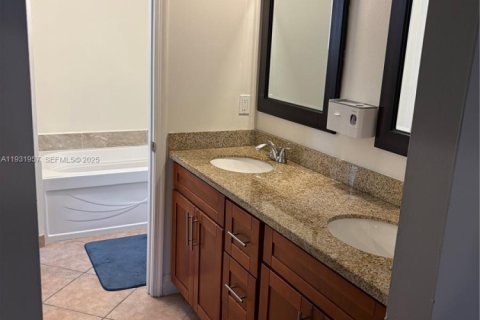 Casa en alquiler en Greenacres, Florida, 1 dormitorio, 127.83 m2 № 1990953 - foto 1