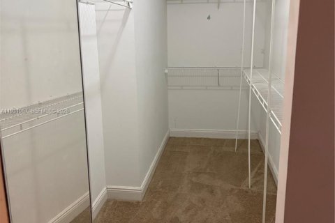 Casa en alquiler en Greenacres, Florida, 1 dormitorio, 127.83 m2 № 1990953 - foto 2