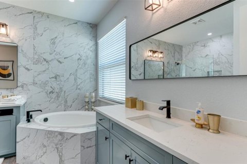 House in LAKEWOOD NATIONAL in Lakewood Ranch, Florida 3 bedrooms, 171.87 sq.m. № 227688 - photo 12