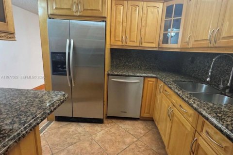 Condominio en venta en Hialeah, Florida, 2 dormitorios, 92.53 m2 № 2046224 - foto 4