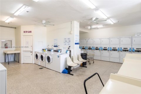 Condo in Miami, Florida, 1 bedroom  № 1864104 - photo 24