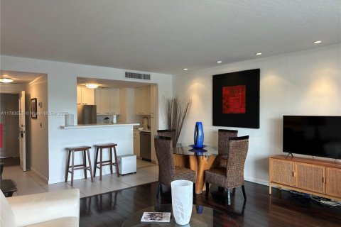 Condo in Miami, Florida, 1 bedroom  № 1864104 - photo 7