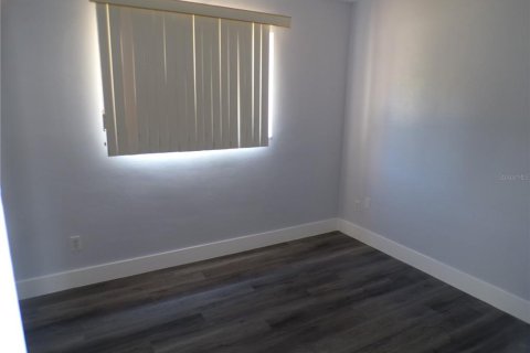 House in Saint Petersburg, Florida 4 bedrooms, 103.96 sq.m. № 2377951 - photo 12