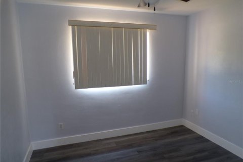 House in Saint Petersburg, Florida 4 bedrooms, 103.96 sq.m. № 2377951 - photo 13