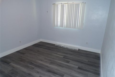 House in Saint Petersburg, Florida 4 bedrooms, 103.96 sq.m. № 2377951 - photo 10