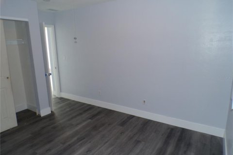 House in Saint Petersburg, Florida 4 bedrooms, 103.96 sq.m. № 2377951 - photo 8