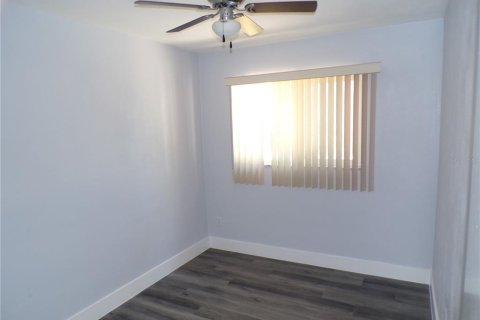 House in Saint Petersburg, Florida 4 bedrooms, 103.96 sq.m. № 2377951 - photo 14