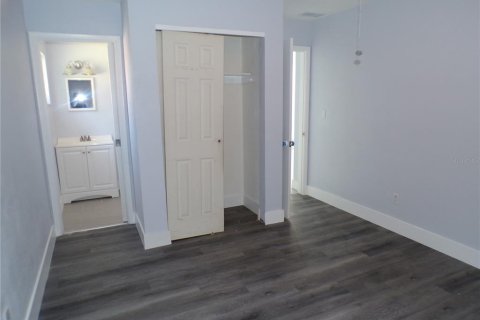 House in Saint Petersburg, Florida 4 bedrooms, 103.96 sq.m. № 2377951 - photo 9