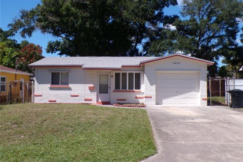 House in Saint Petersburg, Florida 4 bedrooms, 103.96 sq.m. № 2377951