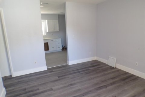 House in Saint Petersburg, Florida 4 bedrooms, 103.96 sq.m. № 2377951 - photo 4