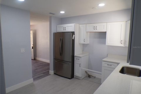 House in Saint Petersburg, Florida 4 bedrooms, 103.96 sq.m. № 2377951 - photo 2