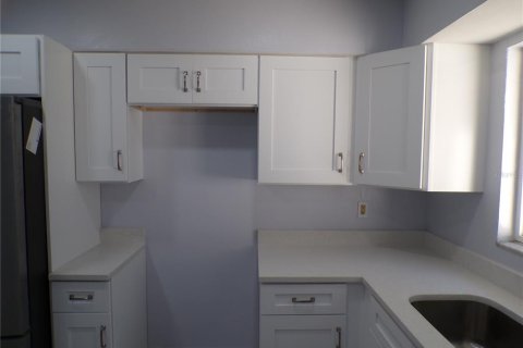 House in Saint Petersburg, Florida 4 bedrooms, 103.96 sq.m. № 2377951 - photo 3