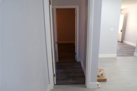 House in Saint Petersburg, Florida 4 bedrooms, 103.96 sq.m. № 2377951 - photo 6
