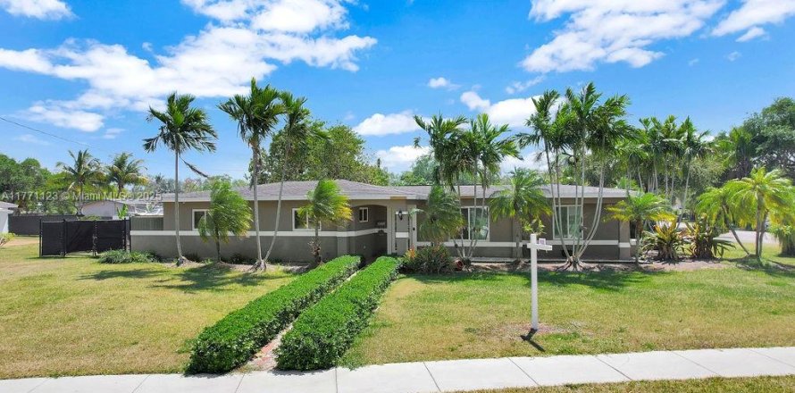 House in Cutler Bay, Florida 3 bedrooms, 146.79 sq.m. № 1691717