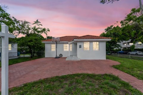 Купить коммерческую недвижимость в Майами, Флорида 245.82м2, № 1955316 - фото 1