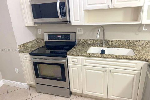 Townhouse in Miramar, Florida 3 bedrooms, 148.74 sq.m. № 1954081 - photo 14