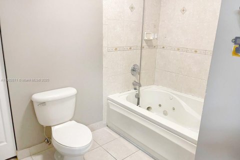 Townhouse in Miramar, Florida 3 bedrooms, 148.74 sq.m. № 1954081 - photo 30