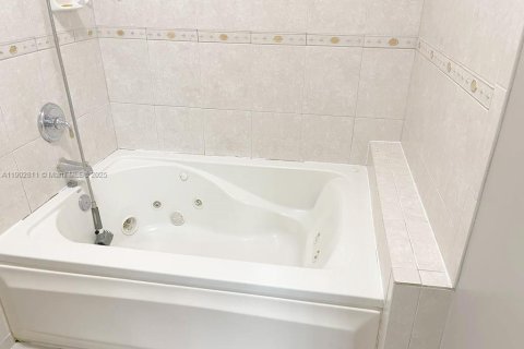 Townhouse in Miramar, Florida 3 bedrooms, 148.74 sq.m. № 1954081 - photo 29