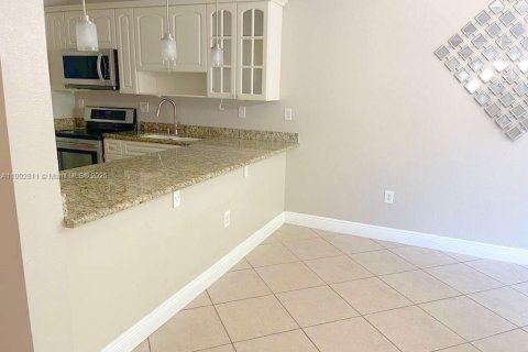 Townhouse in Miramar, Florida 3 bedrooms, 148.74 sq.m. № 1954081 - photo 13