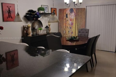 Touwnhouse à vendre à Miami, Floride: 4 chambres, 141.4 m2 № 1955527 - photo 16