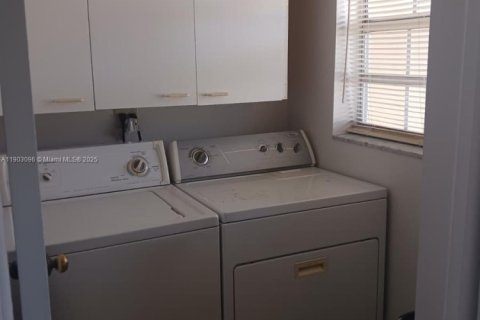 Touwnhouse à vendre à Miami, Floride: 4 chambres, 141.4 m2 № 1955527 - photo 18