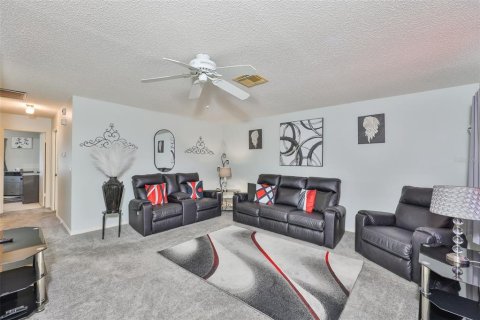 Condo in Sun City Center, Florida, 2 bedrooms  № 1837771 - photo 10