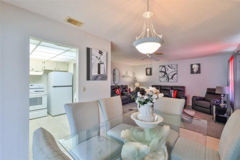 Condo in Sun City Center, Florida, 2 bedrooms  № 1837771 - photo 13