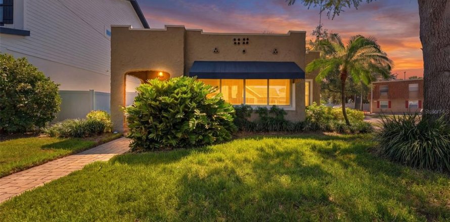 House in Tampa, Florida 3 bedrooms, 130.06 sq.m. № 2235400