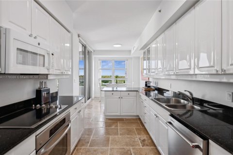 Снять в аренду кондоминиум в Ки-Бискейн, Флорида 3 спальни, 206.24м2, № 2034643 - фото 14