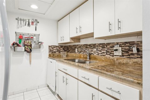 Copropriété à vendre à Tampa, Floride: 2 chambres, 97.55 m2 № 1910379 - photo 12