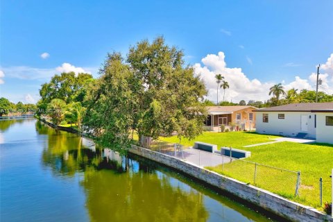 Купить виллу или дом в Майами, Флорида 1 комната, 152.55м2, № 2044982 - фото 2