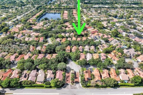 House in Plantation, Florida 3 bedrooms, 203.18 sq.m. № 1741967 - photo 3